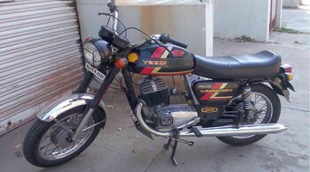 Yezdi Roadking | A fierce competitor and a sibling to the Jawa back in the day, the Yezdi Roadking still made heads turn and jaws drop when it passed by. With Jawa returning to India, it would be only fit to see its rival cousin, Yezdi return as well. (Image credit: Wikimedia Commons)