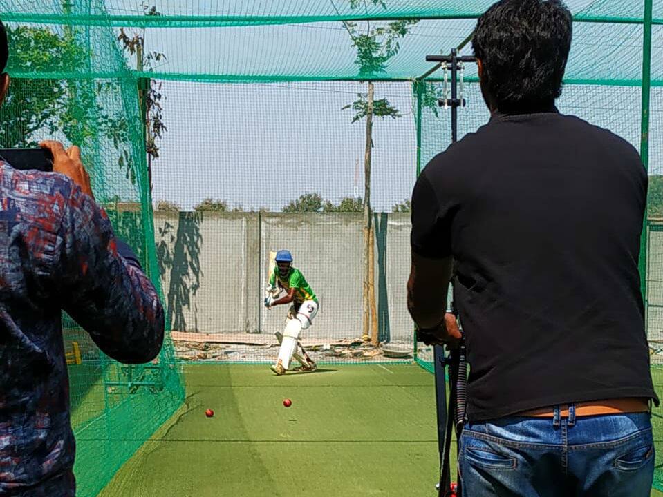 The ball is then placed in the throwing cup and the throwing arm is released using a trigger handle that releases the ball towards the batsman. (Image: Freebowler)