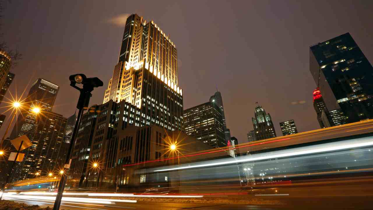 Chicago houses 160,100 millionaires. As many as 35 Fortune 500 companies are based in the city. 