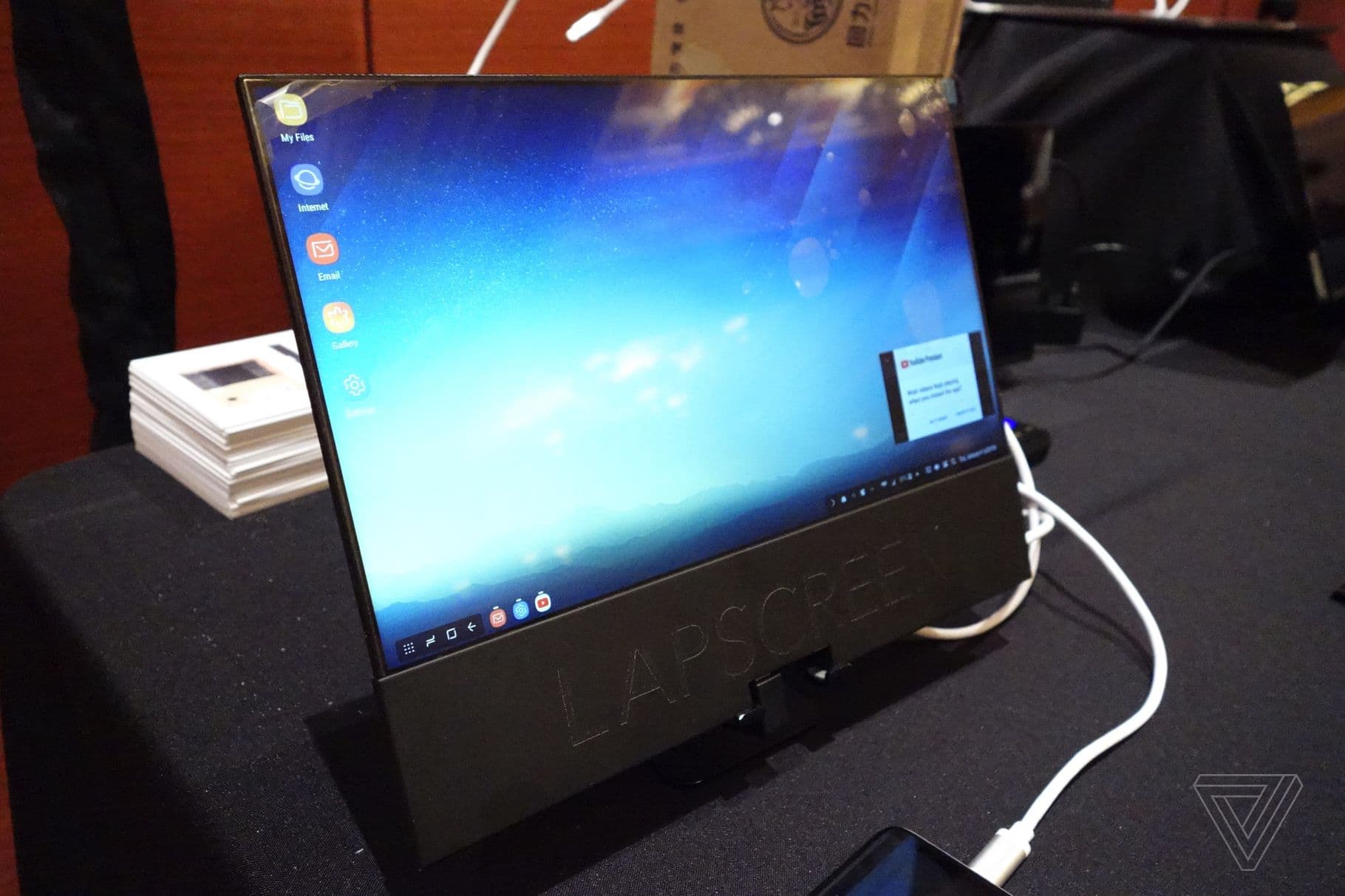 Lapscreen: This $200 portable 13-inch monitor is thin as a paper Lapscreen: This $200 portable 13-inch monitor is thin as a paper