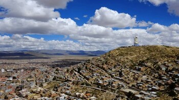 A general view of part of Oruro city and the Virgin of the Socavon (patron saint of miners) statue during its construction at the Santa Barbara hill, some 200 km (124 miles) south of La Paz, January 18, 2013. The statue measures 45 metres (148 feet) in height and stands at 3850 meters (12,631 feet) above sea level. The statue is expected to complete by February 2, 2013 according to its sculptors. REUTERS/David Mercado (BOLIVIA - Tags: RELIGION SOCIETY) - GM1E91J0QT801