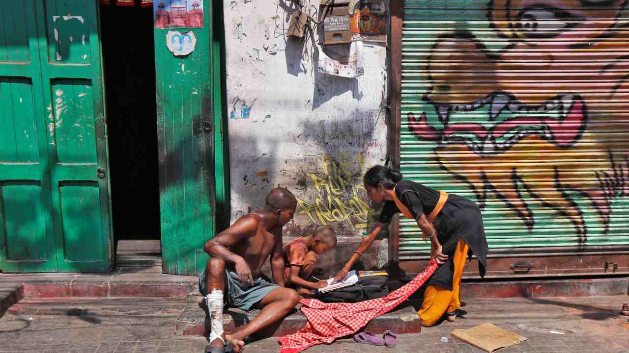 On October 17, 1987, over a hundred thousand people gathered at the Trocadéro Trocadro in Paris to honor the victims of extreme poverty, violence and hunger. They recognized that poverty is a violation of human rights and urged the need to come together to ensure that these rights are respected. Ever since then people gather every year on October 17 to show their solidarity with the poor and renew their commitment to end poverty.