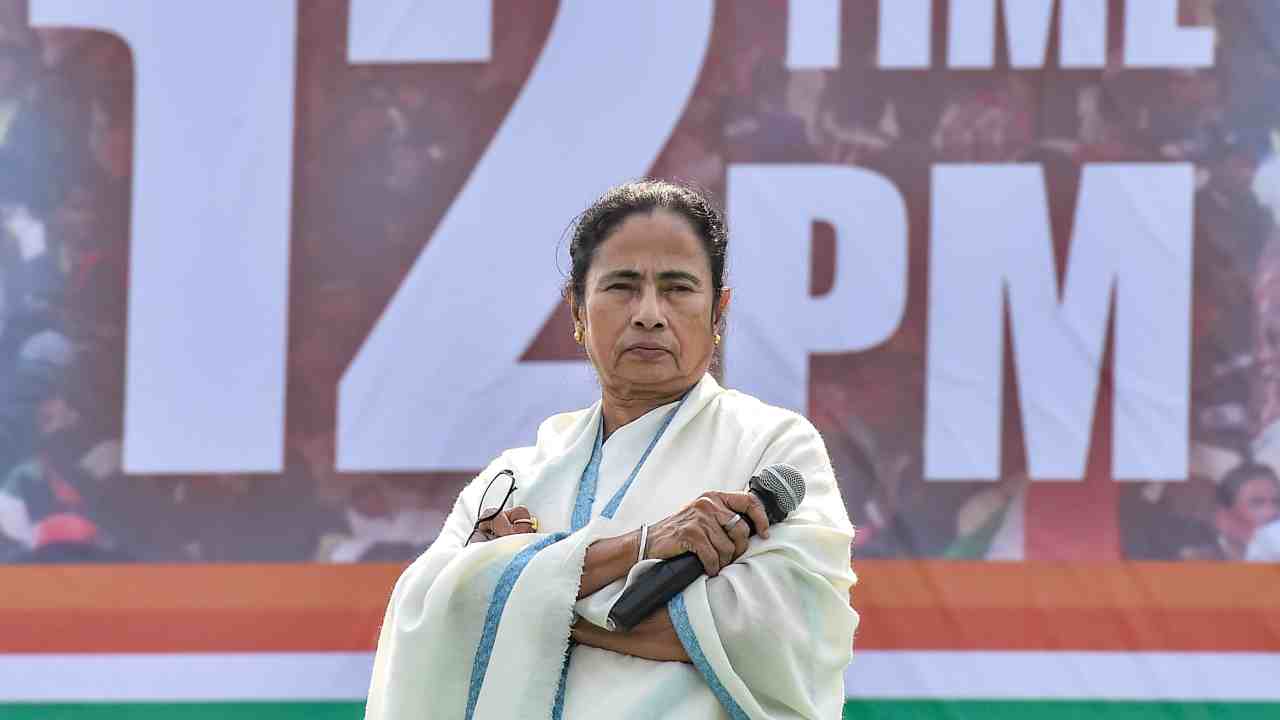 Mamata vs CBI: Master at dharna politics, Didi may give Modi a tough fight
