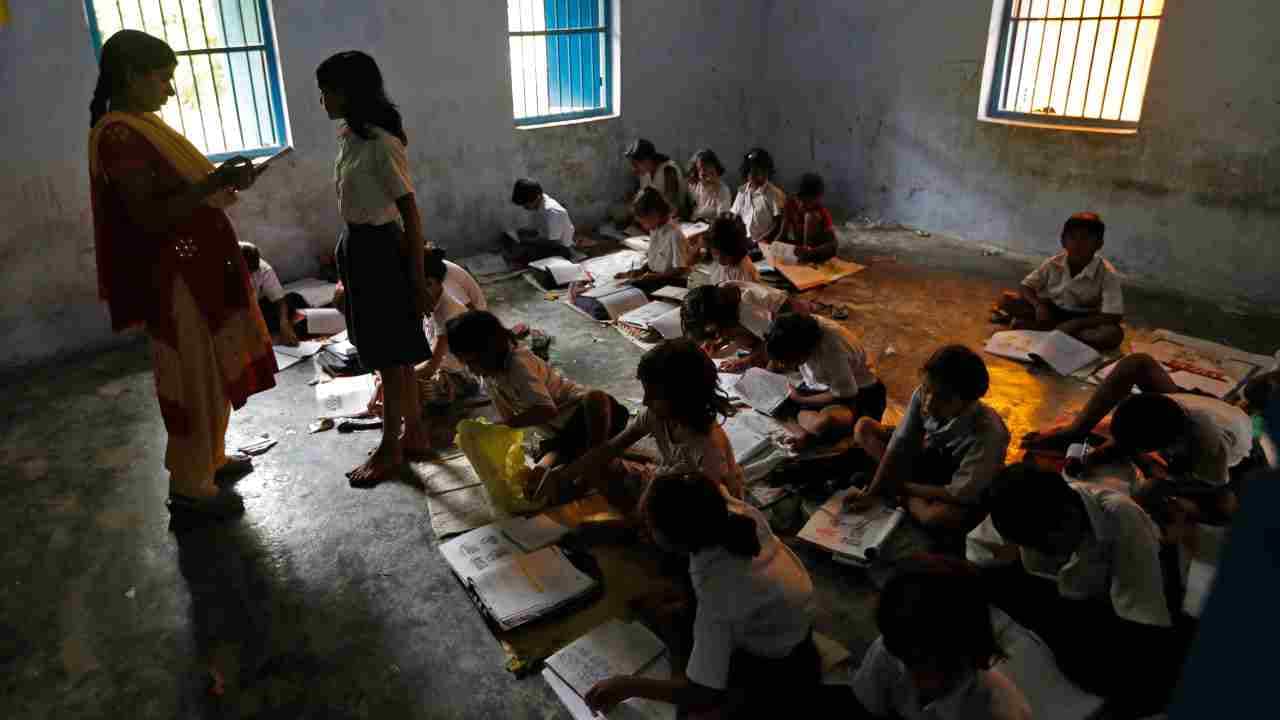 मध्य प्रदेश के सरकारी स्कूलों में इंटरनेट सुविधा सबसे खराब राज्यों में, साक्षरता दर भी लगातार गिरावट पर