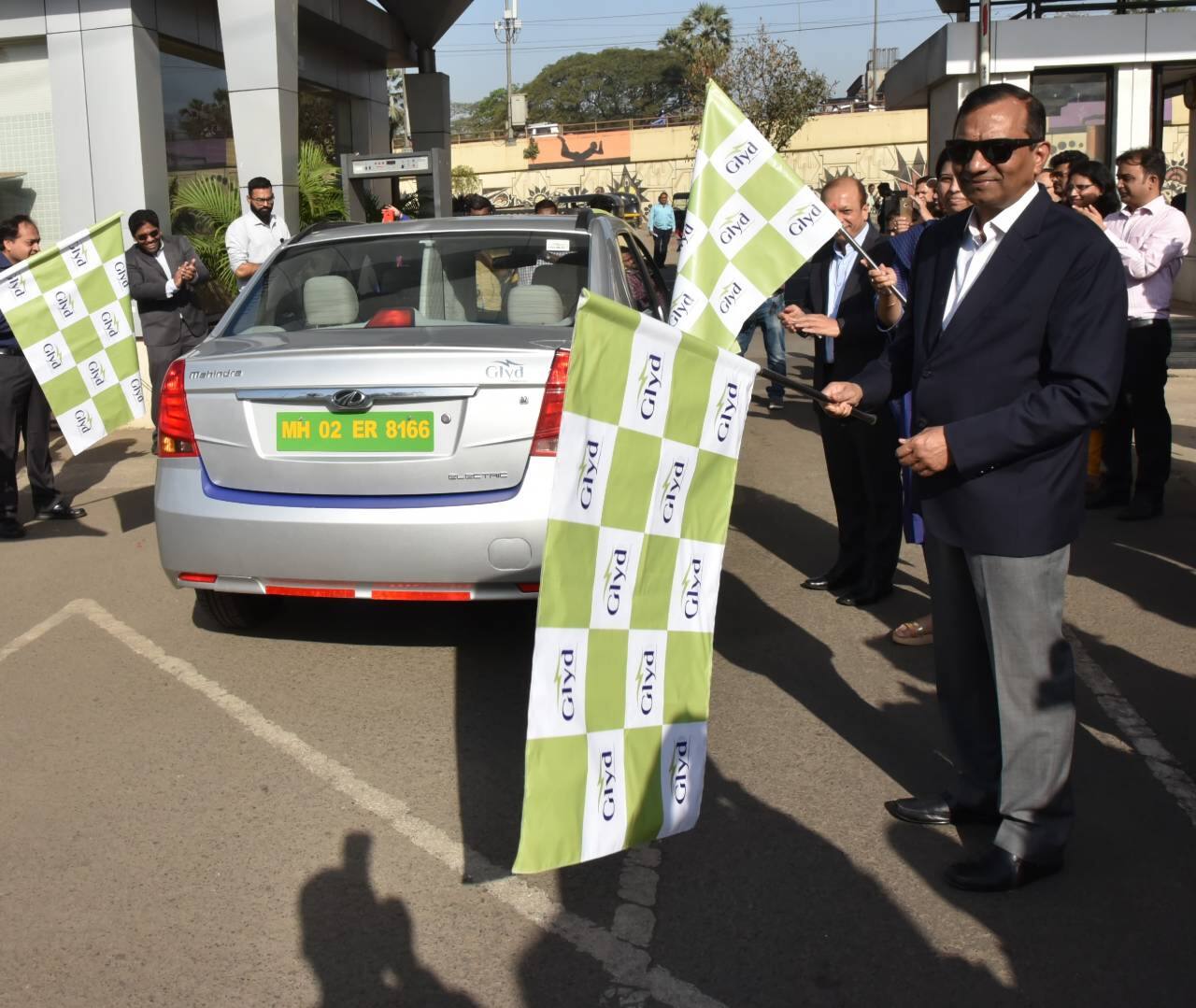 Mahindra Glyd-es into Mumbai's app-based taxi business; to rival Uber, Ola