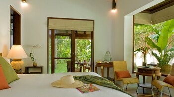 An image of a hotel room.