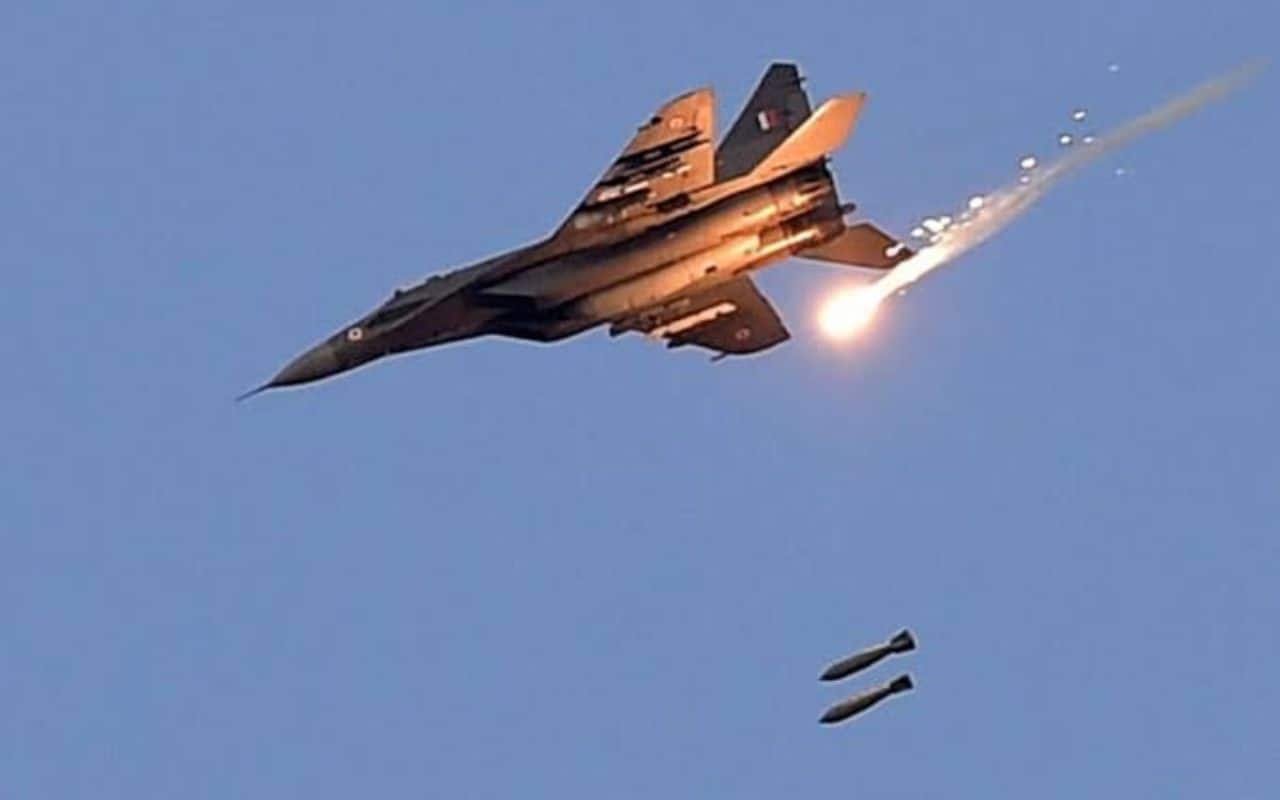 Timeline of the surgical strike: The IAF jets struck JeM hotbeds with 1,000 kg laser-guided bombs in Balakot at around 3.45 am, Muzafarrabad at around 3.48 am and Chakoti at around 3.58 am. (Image: Twitter/ Gajendra Singh Shekhawat)