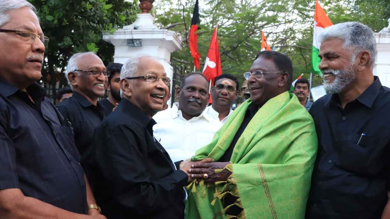 Discord in Puducherry |CM Narayanasami may have ended dharna outside LG Kiran Bedi's house, but question of statehood looms large