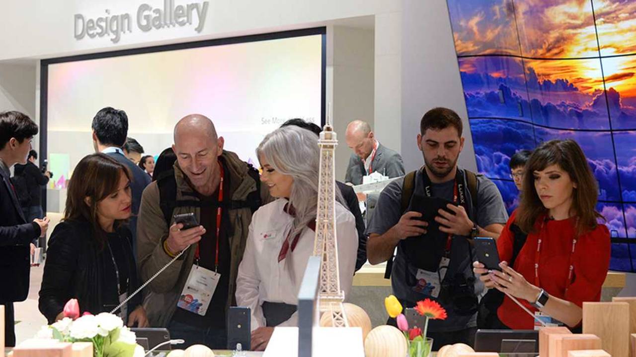 LG releasing flip-cover display for the V50 ThinQ rather than a foldable phone at MWC