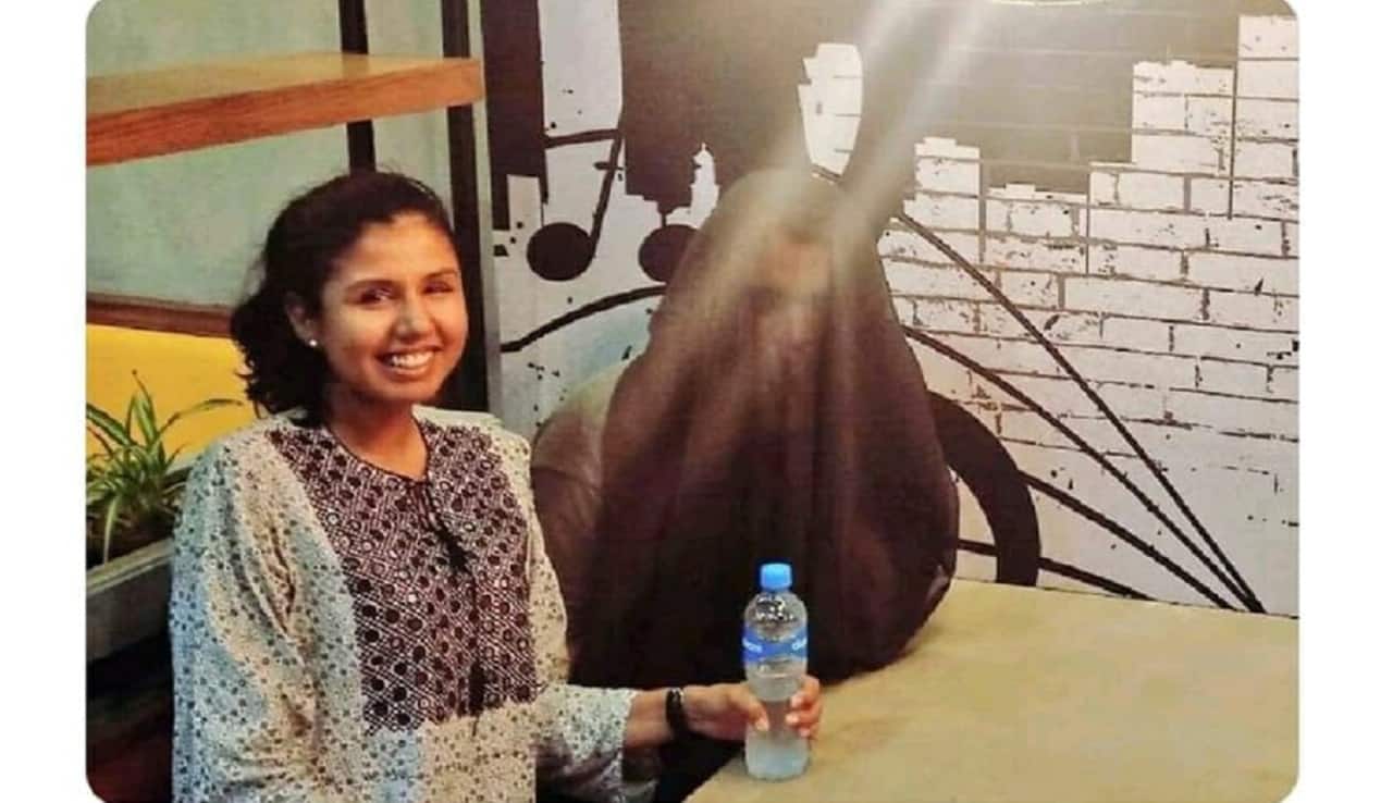 Pak woman takes out hubby in burqa, breaks internet Pak woman takes out hubby in burqa, breaks internet