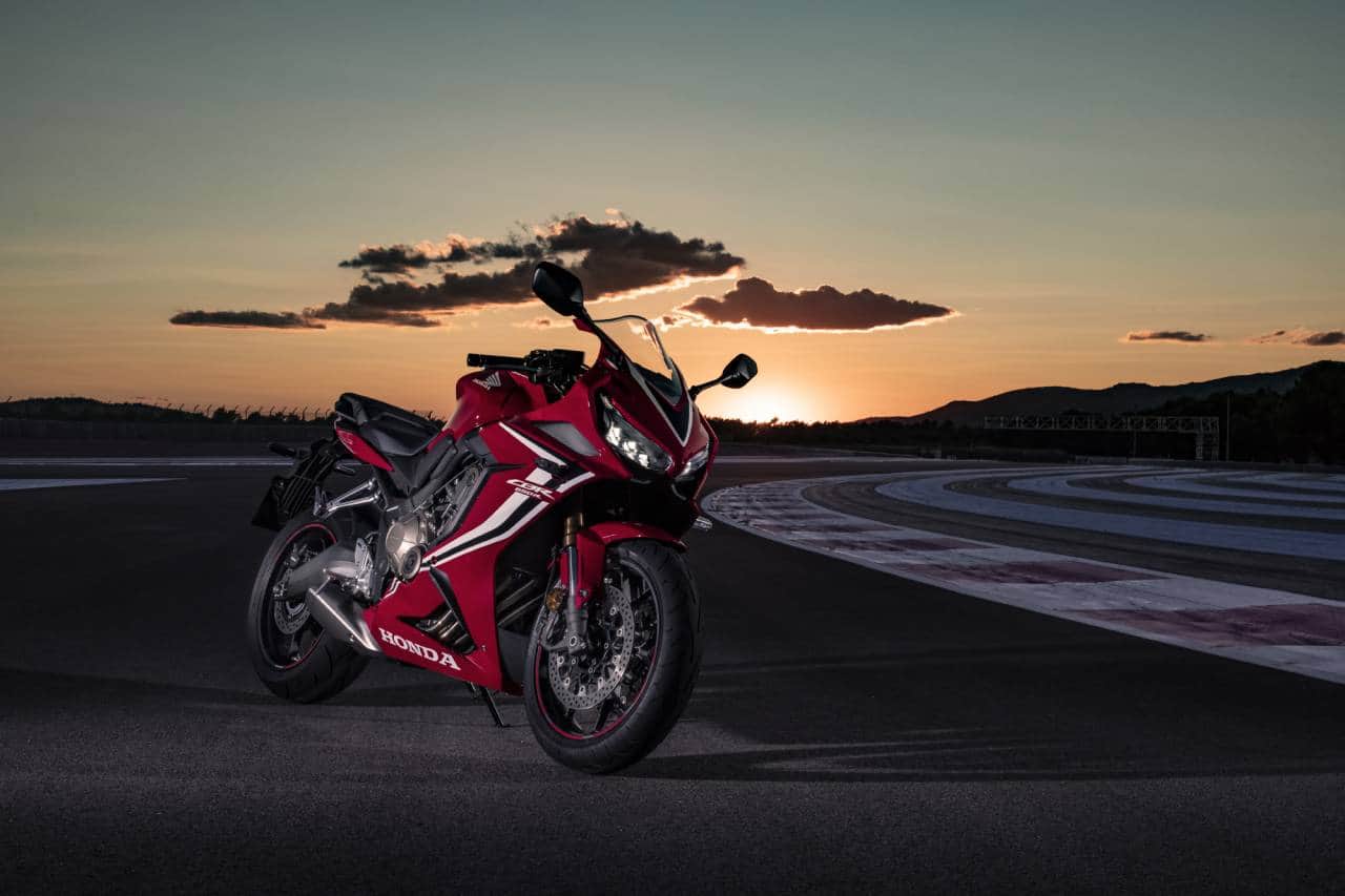 CBR650R further strengthens the model line up to be sold and serviced under Honda BigWing. It is available in two colours - Grand Prix Red and Gunpowder Black Metallic