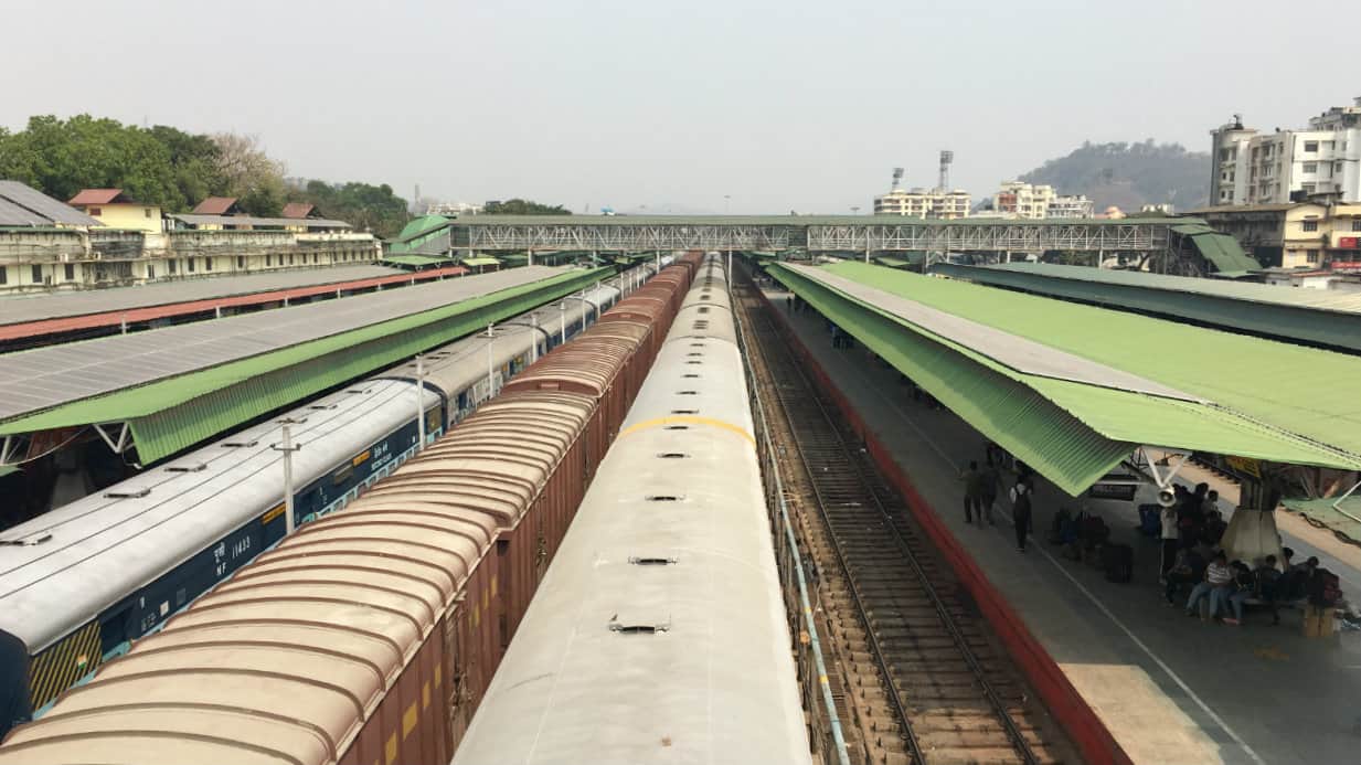 Watch | Samosa vendor snatches passenger’s watch at Jabalpur railway station Watch | Samosa vendor snatches passenger’s watch at Jabalpur railway station