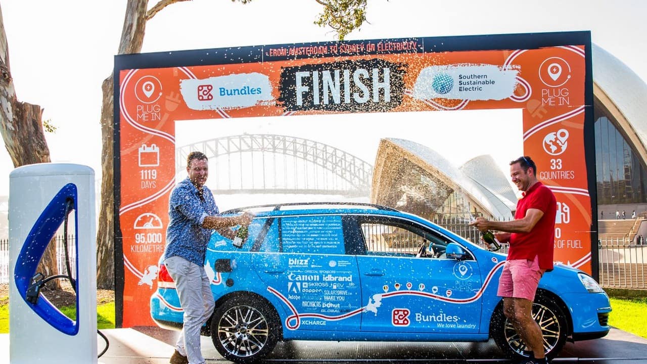 Dutchman travels the world in $300 and an electric vehicle Dutchman travels the world in $300 and an electric vehicle