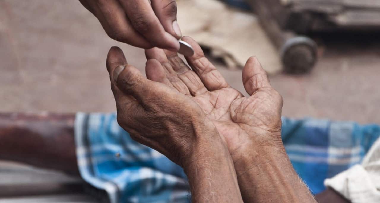 Netizens heap praises on lady constable for feeding starving old woman Netizens heap praises on lady constable for feeding starving old woman