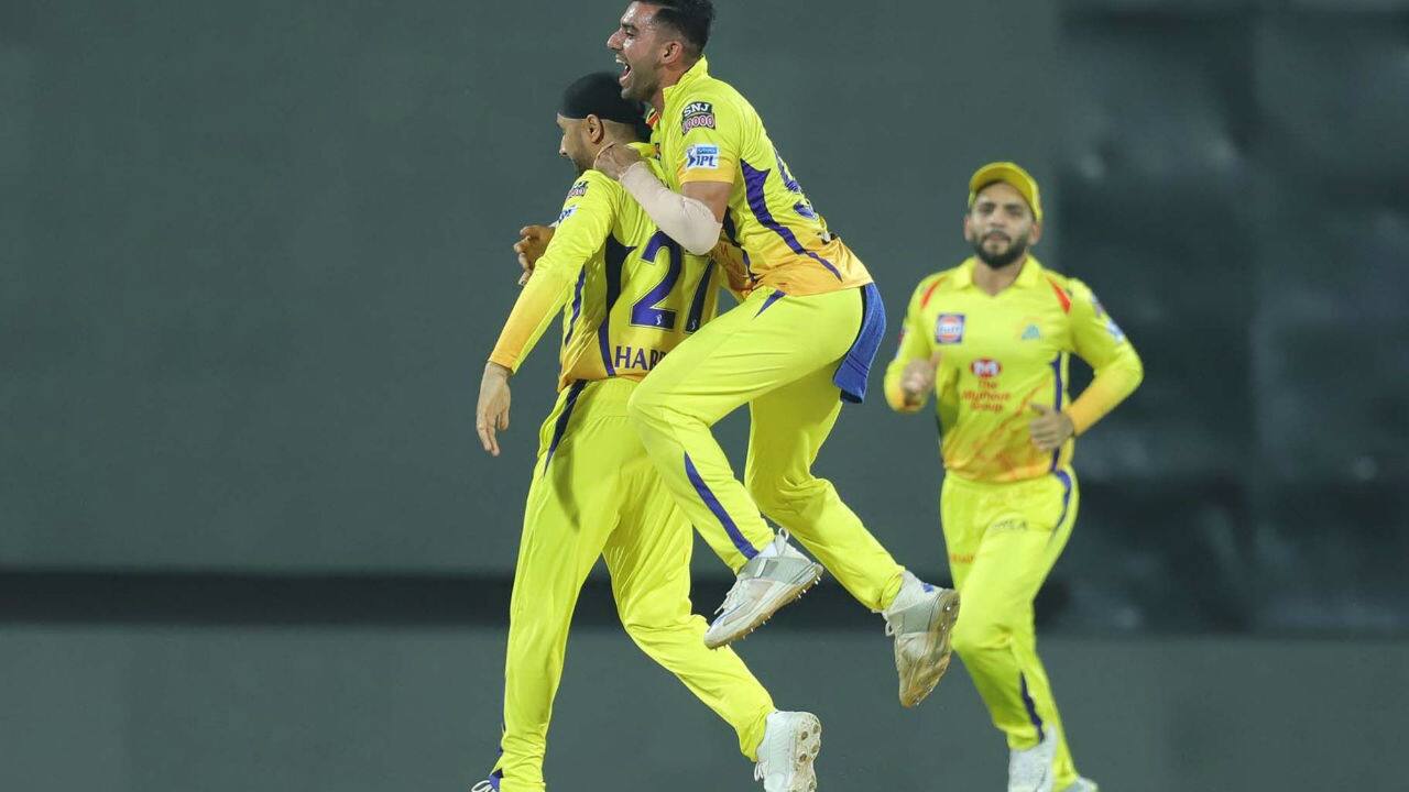 Harbhajan Singh then dismissed Quinton de Kock in the 4th over as MI were reduced to 21/2. 