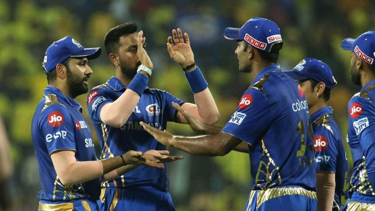 Shane Watson's struggle with the bat continued this season as he was dismissed by MI spinner Krunal Pandya in the 6th over on a personal score of 10. CSK were struggling at 32/3. 
