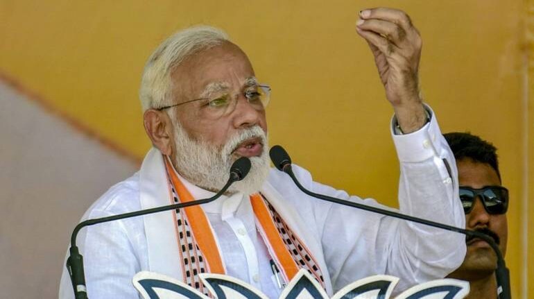 Family rule looting poor: Modi