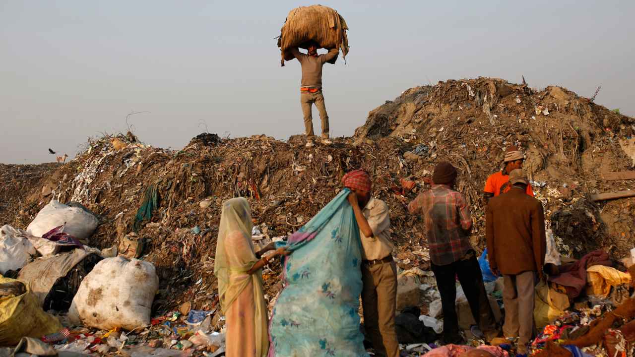 Over 70% of waste workers’ households have less than Rs 10,000 income: UNDP Over 70% of waste workers’ households have less than Rs 10,000 income: UNDP