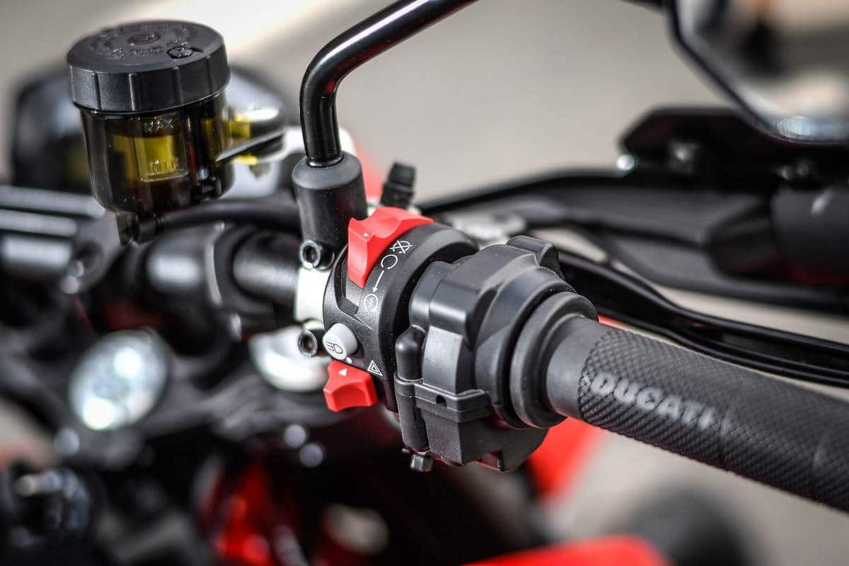 The handlebar mounts radial pumps with separate front brake and clutch fluid reservoirs. It also gets a hydraulic clutch in place of a cable-operated unit. (Image Courtesy: Ducati)
