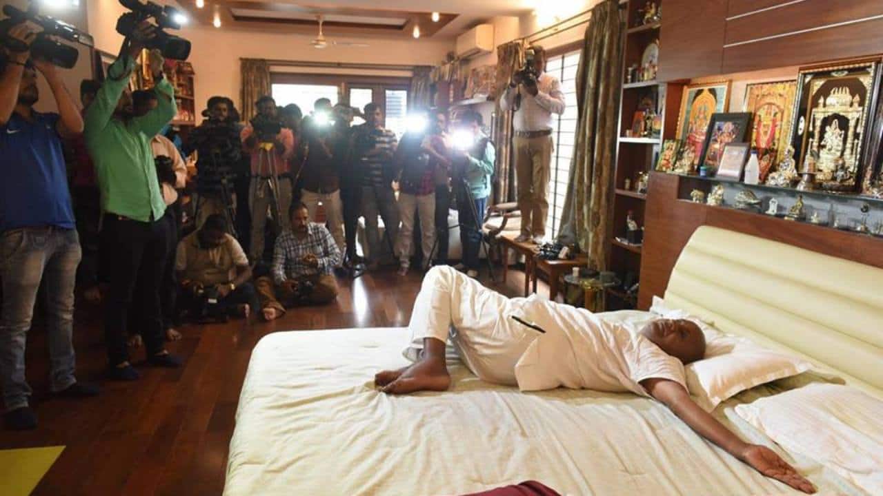 HD Deve Gowda performs yoga in his Bengaluru house on Yoga Day in 2018. (Image: PTI)