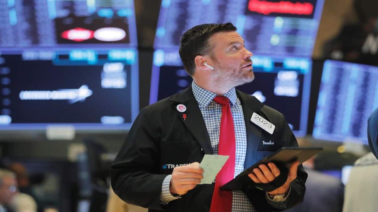 S&amp;P 500 ends slightly lower after jobs report