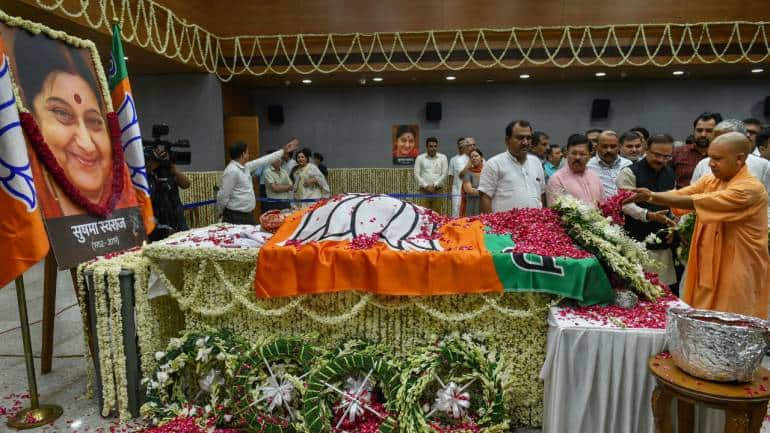 Sushma Swaraj funeral: PM Modi among hundreds at Lodhi Road crematorium ...