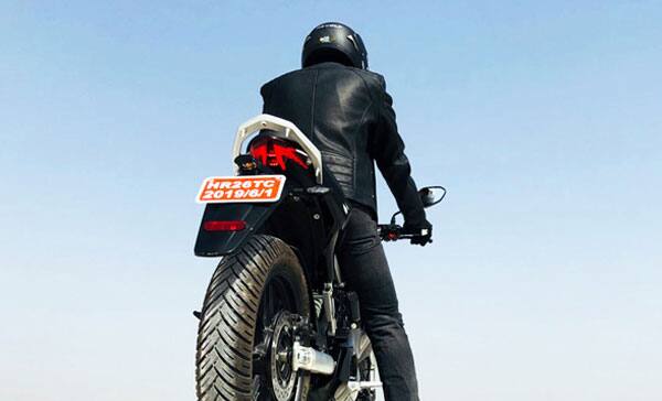 The battery powers a 3kW motor which is restricted to 45 km/h in Eco mode, 65 km/h in Normal mode and 80 km/h in Sports mode. (Image Source: Revolt)