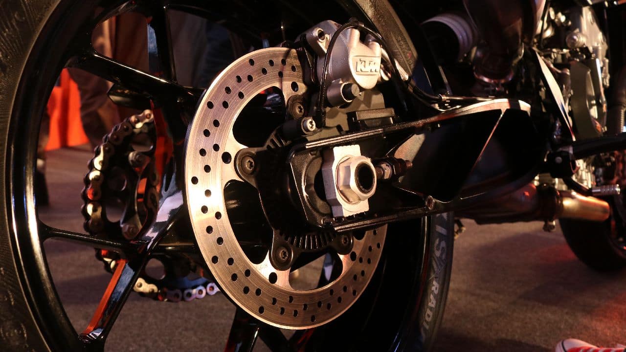 Braking comes via 2 radially mounted calipers on 300 mm disc up front while a 240 mm disc handles the rear. Suspension comes via 43 mm upside down forks up front and a gas charged monoshock at the rear. (Image source: Moneycontrol)
