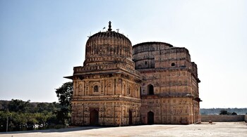 Cenotaphs of Orchha -- A major tourist attraction in Madhya Pradesh (Pixabay)