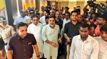 Sanjay Nirupam (Centre). Image: Twitter/ Sanjay Nirupam