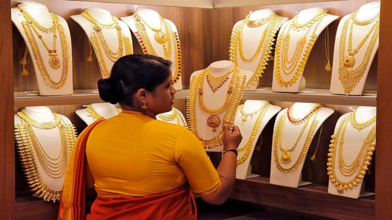 Gold price decreases for 22 and 24 carat in India