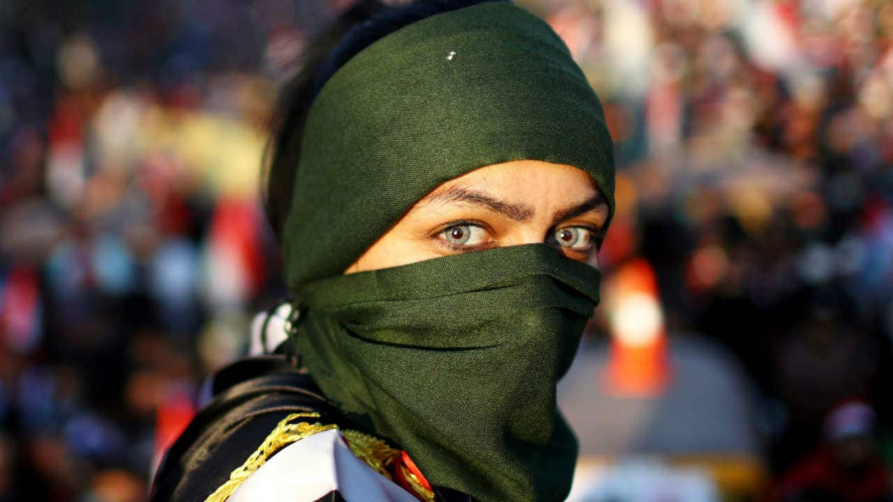 An Iraqi female demonstrator takes part in ongoing anti-government protests in Baghdad, Iraq November 1, 2019. (Image: Reuters/Ahmed Jadallah)
