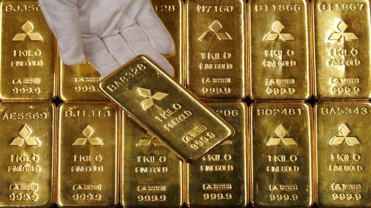 Gold prices decline for 3rd consecutive day to Rs 48,578/10 gm, down 0.16% in the week; Silver slumps Gold prices decline for 3rd consecutive day to Rs 48,578/10 gm, down 0.16% in the week; Silver slumps