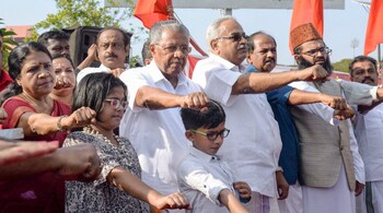 Kerala CM Pinarayi Vijayan forms a human chain as he participates in an anti-CAA protest in Thiruvananthapuram, Kerala-Jan 26, 2020 (PTI)
