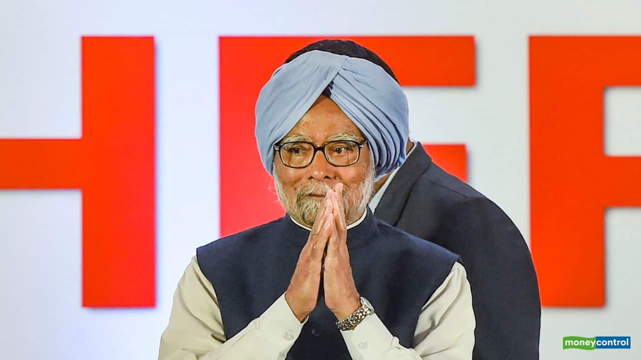 Former PM Manmohan Singh calls on media to be vigilant, point out govt shortcomings