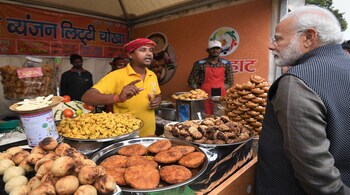 **EDS: TWITTER IMAGE POSTED BY @narendramodi, WEDNESDAY, FEB. 19, 2020** New Delhi: Prime Minister Narendra Modi stops at a snacks stall at 'Hunar Haat' at Rajpath in New Delhi, Wednesday, Feb. 19, 2020. During a surprise visit to the event PM Modi also relished 'litti-chokha'. (PTI Photo)  (PTI2_19_2020_000093B)