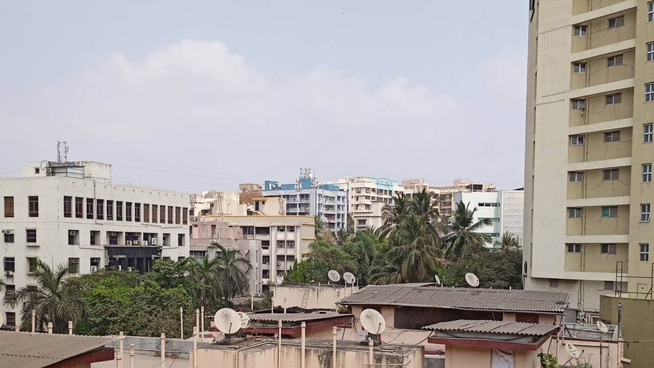 The new Realme 6 can capture video in 4K resolution at 30fps and 1080p video at up to 60fps. Photos taken on the 64-megapixel sensor come out sharp and crisp with tons of detail. In some low light cases, standard shots in HDR look better than in night mode. While the primary sensor is one of the best we’ve seen at this price, the ultrawide lens leaves a lot to be desired. There are quite a few positives and negatives to talk about here, which we’ll get too in our in-depth review. 