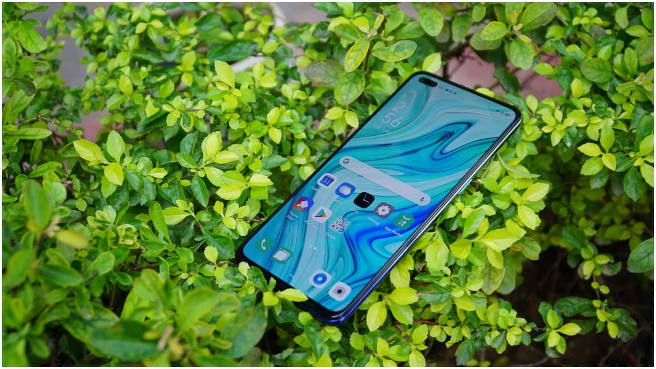 The front panel is a 6.4-inch Super AMOLED Full HD+ screen with a peak brightness of 1200 nits and a 20:9 aspect ratio. The screen does offer good viewing angles from all sides, even in outdoor lighting conditions. The device does offer good grip, thanks to the slightly curved rear panel. The front panel is a 6.4-inch Super AMOLED Full HD+ screen with a peak brightness of 1200 nits and a 20:9 aspect ratio. The screen does offer good viewing angles from all sides, even in outdoor lighting conditions. The device does offer good grip, thanks to the slightly curved rear panel.