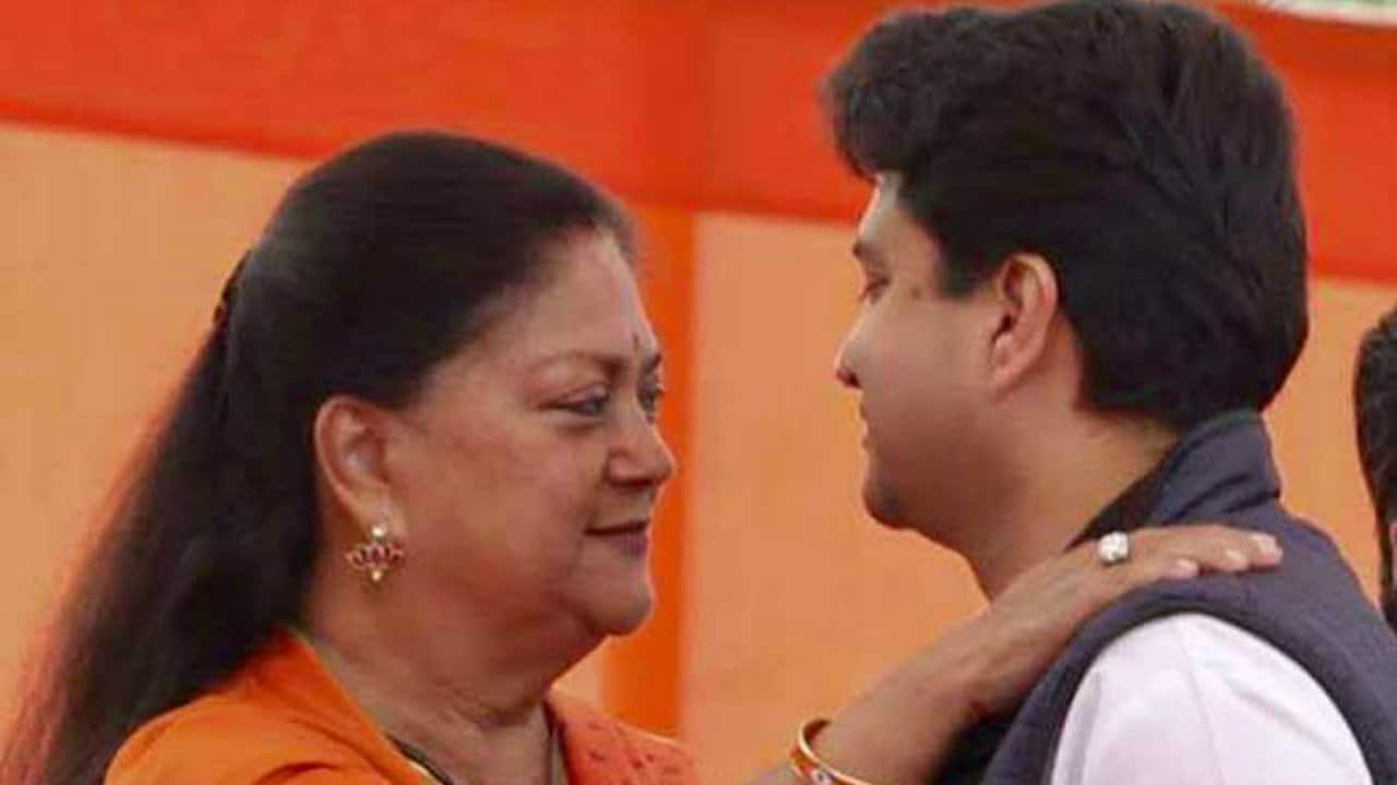 Vasundhara Raje Scindia (left) and Jyotiraditya Scindia in December 2018 (Image: Twitter/@VasundharaBJP)
