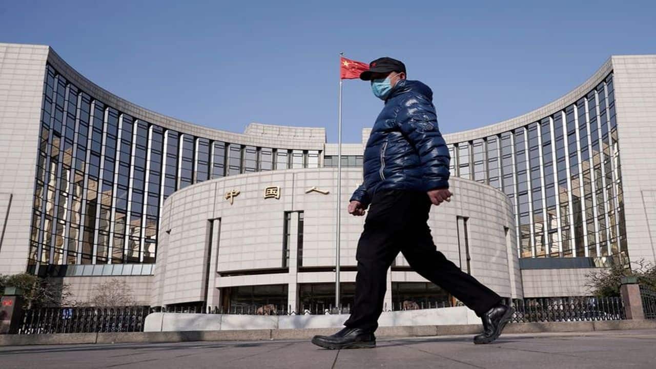 China cuts one-year rate, withdraws cash from banking system