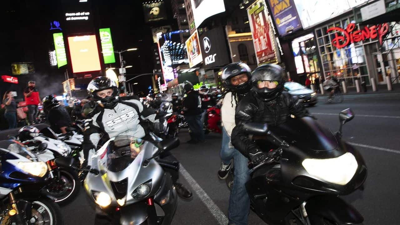 The area maintained some of its touristy quirks. A violinist with a glowing wand and blue hair played for tips, and a salsa-dancing couple put a camera phone on a tripod to record their performance.(AP)