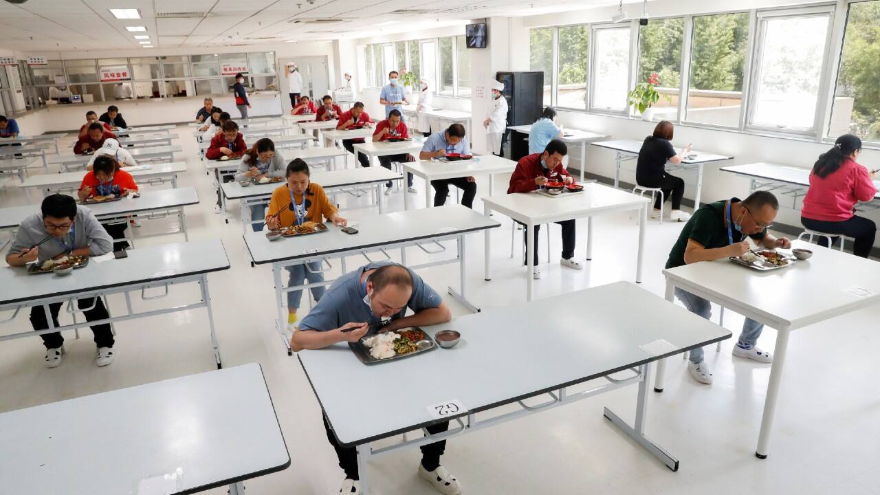 Employees observe social distancing during their lunch break at a factory of Renesas Semiconductor Co. in Beijing, China, on May 14. (Image: Reuters) Employees observe social distancing during their lunch break at a factory of Renesas Semiconductor Co. in Beijing, China, on May 14. (Image: Reuters)
