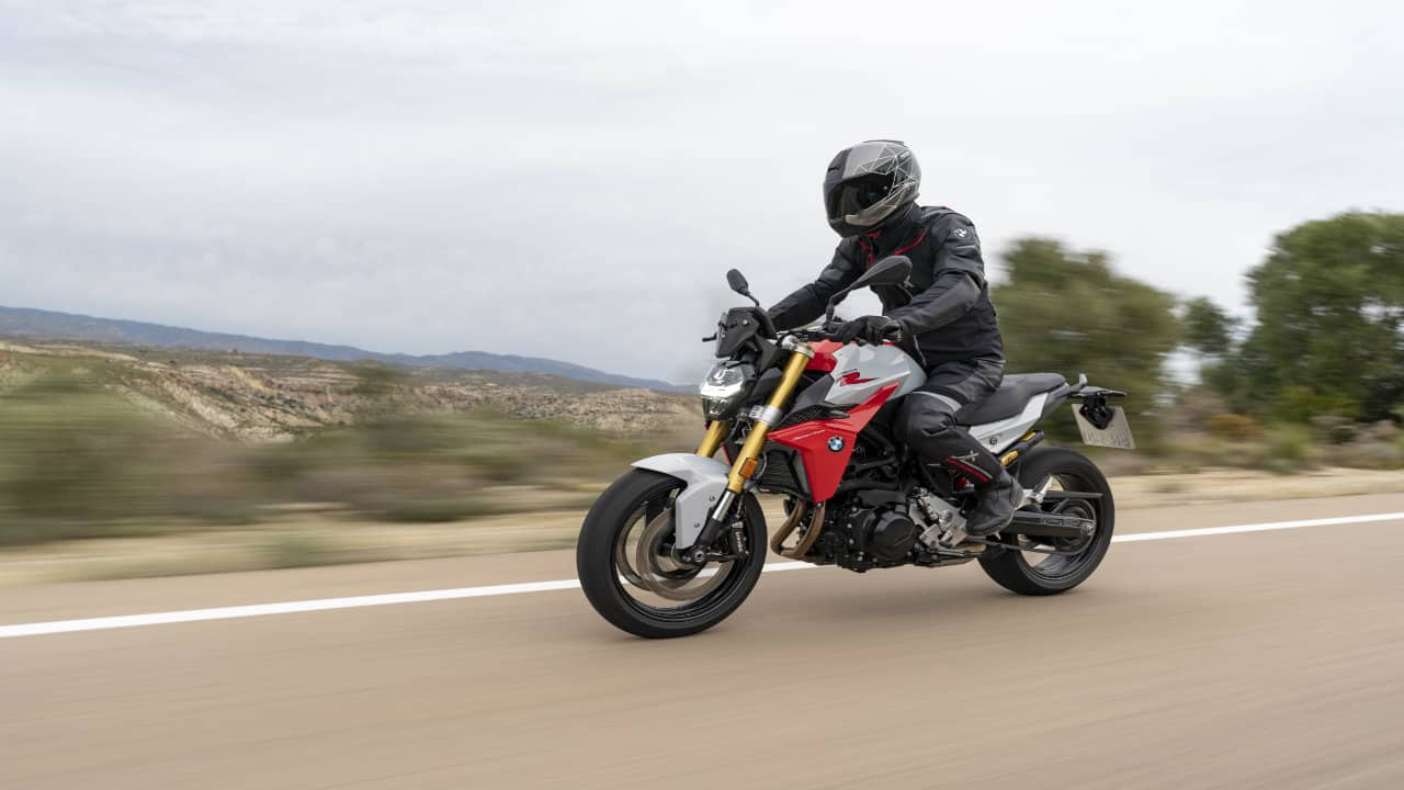 In addition to the standard anti-hopping clutch, the new F 900 R and F 900 XR can be fitted with engine drag torque control (MSR) for the first time. It prevents the rear wheel from slipping as a result of abrupt throttling or downshifting, thereby ensuring even greater safety. (Image: BMW Motorrad)