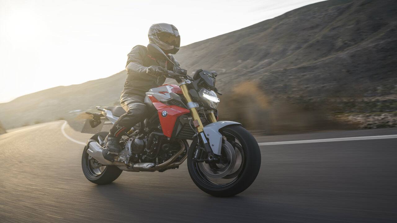 While the new F 900 R is a dynamic roadster focusing on sporty use and therefore shorter spring travel, the new F 900 XR – with its somewhat longer spring travel – offering increase in comfort and therefore an even wider range of potential uses. (Image: BMW Motorrad)