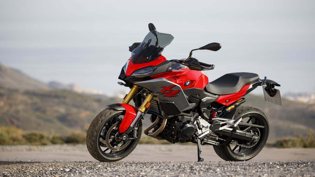 The light, plastic-welded fuel tanks with a capacity of 15.5 litres (F 900 XR) and 13 litres (F 900 R) are a world first in motorcycle construction. The bolt-on steel rear frame has also been newly developed for the F 900 R and F 900 XR in order to create a visually short and slim rear. (Image: BMW Motorrad)