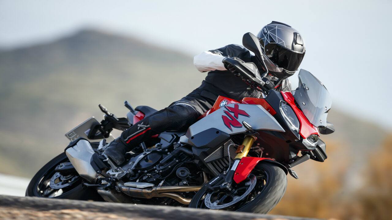 A colour 6.5-inch TFT screen with BMW Motorrad Connectivity comes as standard. The graphics on the screen are visually adapted to the sporty on-road world. Additional Core screens are available in conjunction with the optional Pro riding modes. The unit offers the ability to talk on the phone, listen to music or navigate while riding. (Image: BMW Motorrad)