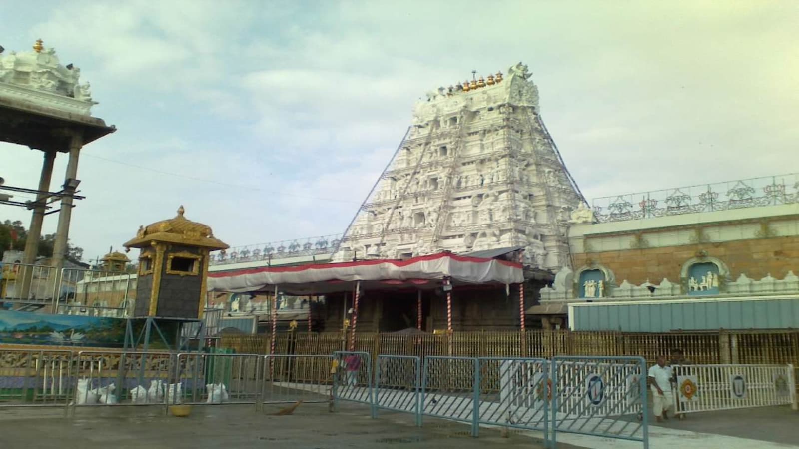 Coronavirus lockdown | Tirupati temple struggling to pay its ...