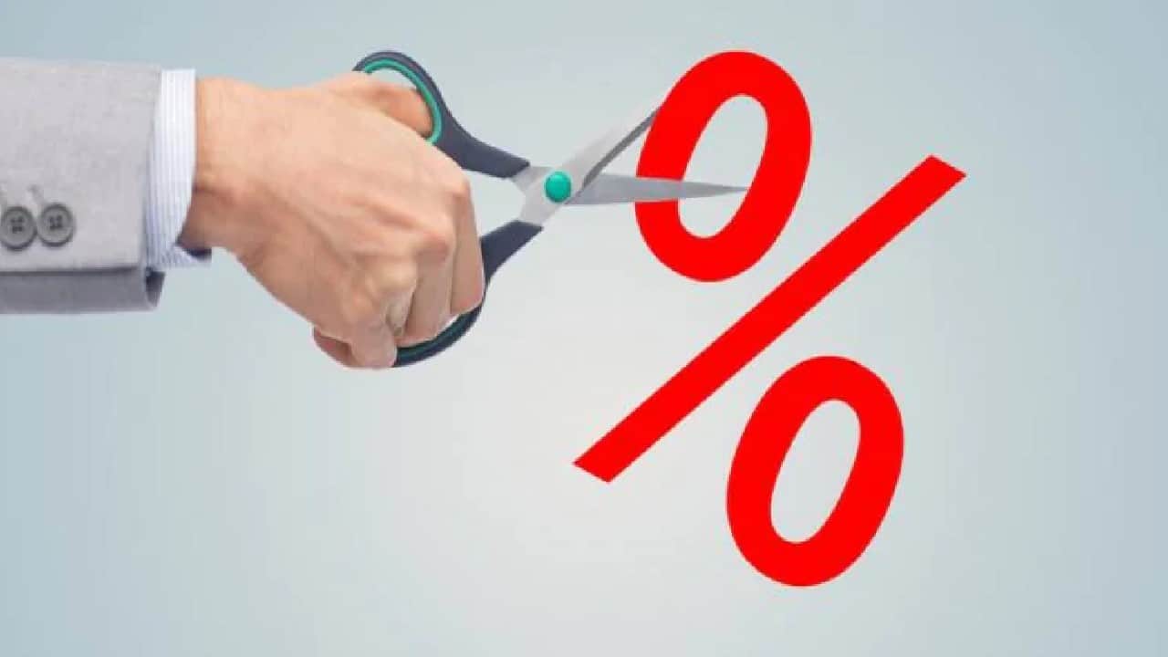 The Reserve Bank of India (RBI) cut its repo rate by 40 basis points on May 22. RBI Governor Shaktikanta Das announced the move in view to help the economy revive from the ongoing novel coronavirus crisis. The short-term lending rate now stands at 4 percent. The reverse repo rate was also reduced by 40 bps to 3.35 percent. But what is the repo and reverse repo rate. Here’s all you need to know about it. (Image: Moneycontrol) The Reserve Bank of India (RBI) cut its repo rate by 40 basis points on May 22. RBI Governor Shaktikanta Das announced the move in view to help the economy revive from the ongoing novel coronavirus crisis. The short-term lending rate now stands at 4 percent. The reverse repo rate was also reduced by 40 bps to 3.35 percent. But what is the repo and reverse repo rate. Here’s all you need to know about it. (Image: Moneycontrol)