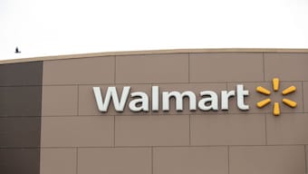Walmart lifts outlook as online gains overcome economic woes