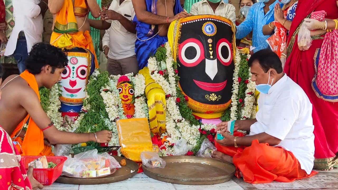 Second oldest Rath Yatra after Puri is the one held at the Mahesh Temple in the small suburb of Serampore in West Bengal’s Hooghly district. In this photo, Priests can be seen performing pujas to Lord Jagannath. (Image: Abir Ghoshal) Second oldest Rath Yatra after Puri is the one held at the Mahesh Temple in the small suburb of Serampore in West Bengal’s Hooghly district. In this photo, Priests can be seen performing pujas to Lord Jagannath. (Image: Abir Ghoshal)
